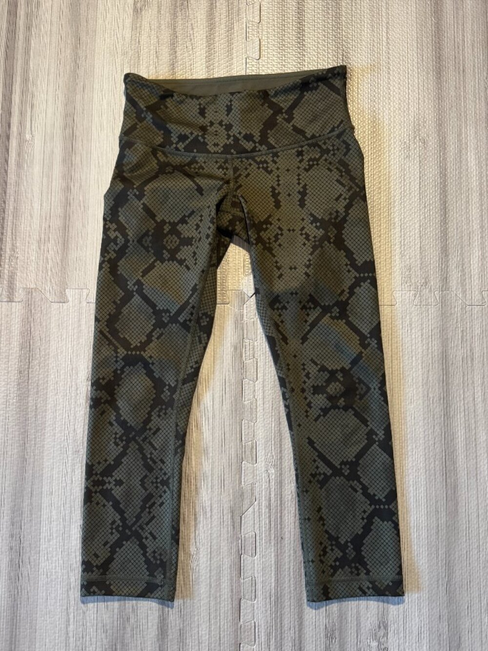 Lululemon‎ Women's Green & Black Cropped Leggings